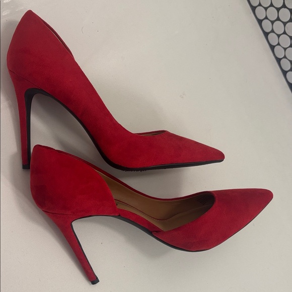 Jessica Simpson Striking Red Heels 8 - Picture 4 of 5